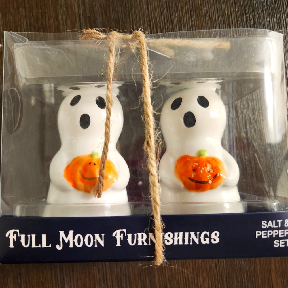 Ghost salt & pepper shaker set